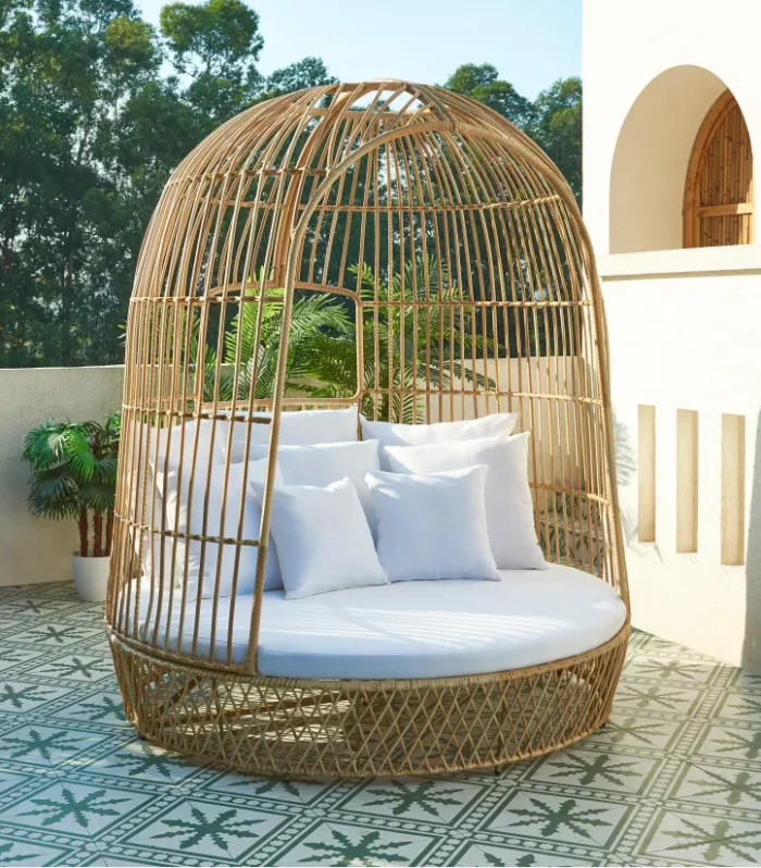 Cama de jardín con baldacchino en resina naturale trenzada chiara y cuscino blanco - CERVARO by MYLIA